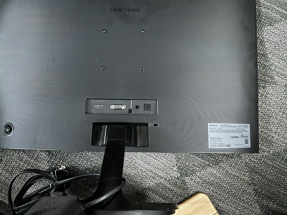 Monitor de pantalla a color Samsung de 23 pulgadas con conexión HDMI Modelo: C24F390FHN  Foto 2 de 3