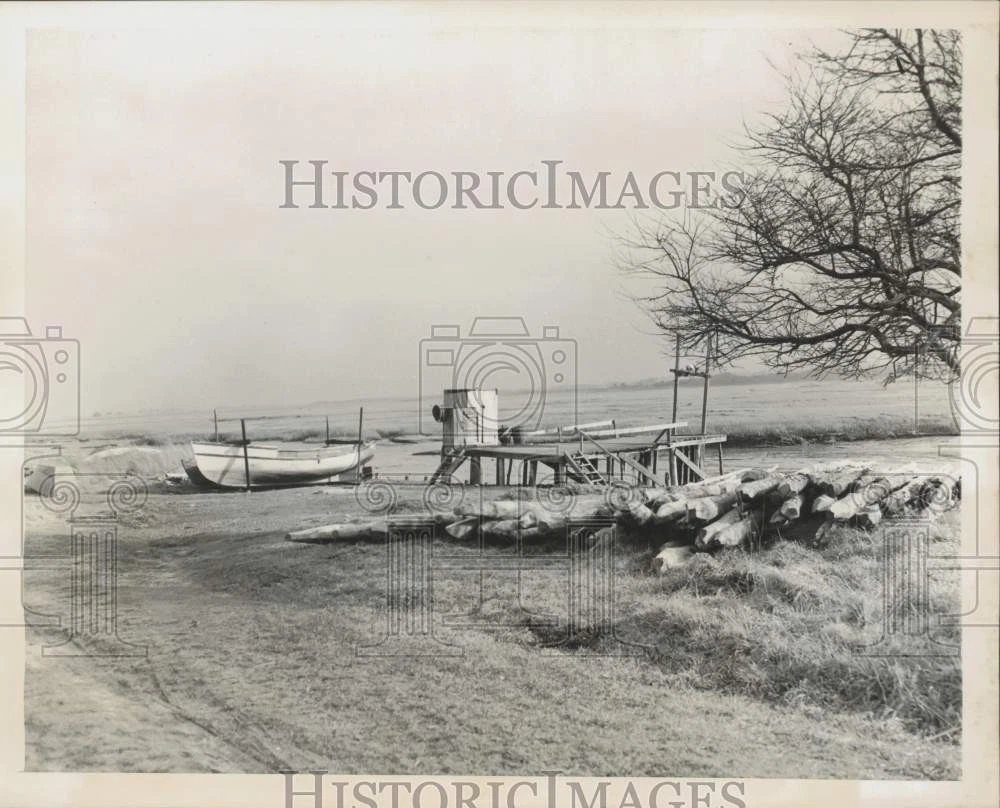 1940 Press Photo Boat and decaying wharf in Sandwich, Massachusetts - afa34968