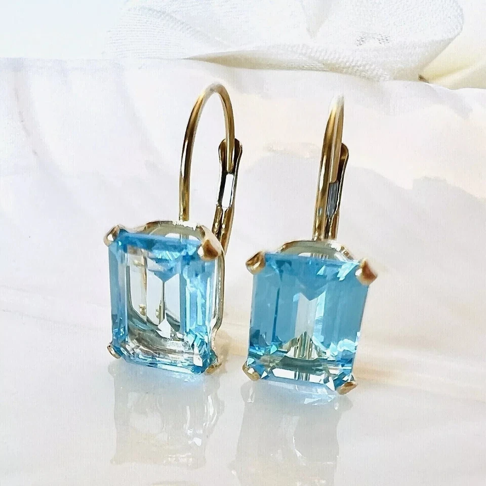 Pendiente aro colgante topacio azul simulado corte esmeralda de 3,00 quilates enchapado en oro amarillo de 14 quilates Foto 2 de 4