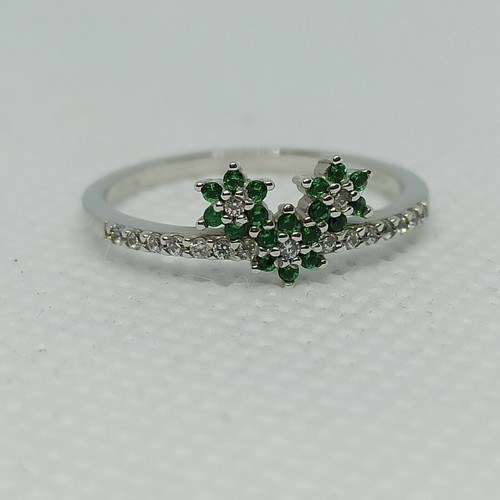 Anello fantasia in oro bianco 18 kt con fiori zirconi verde smeraldo e bianchi