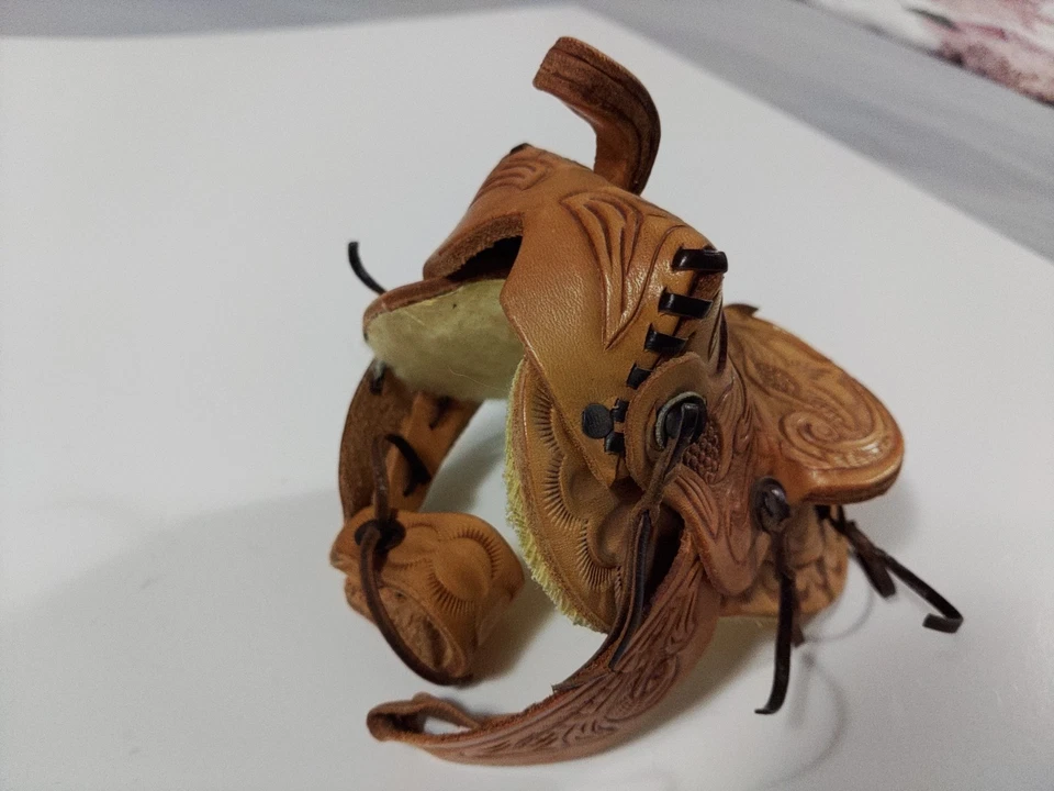 Silla de montar de cuero miniatura para caballos de 5 1/2" de largo x 4" de ancho falta 1 estribo Foto 2 de 4
