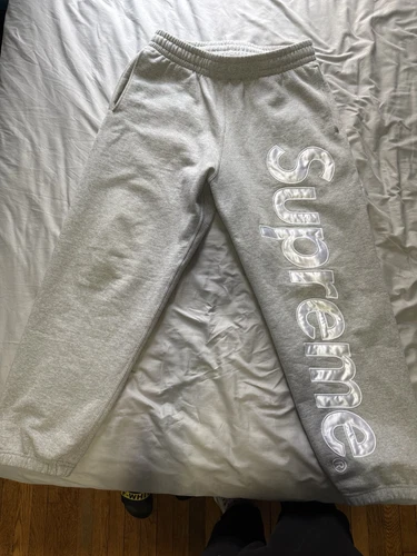 Pantalon de survêtement appliqué satin suprême