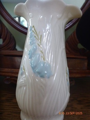 Vintage cremefarbene irische Belleek Bluebell/Harebell Vase 7. gelbe Markierung 6''