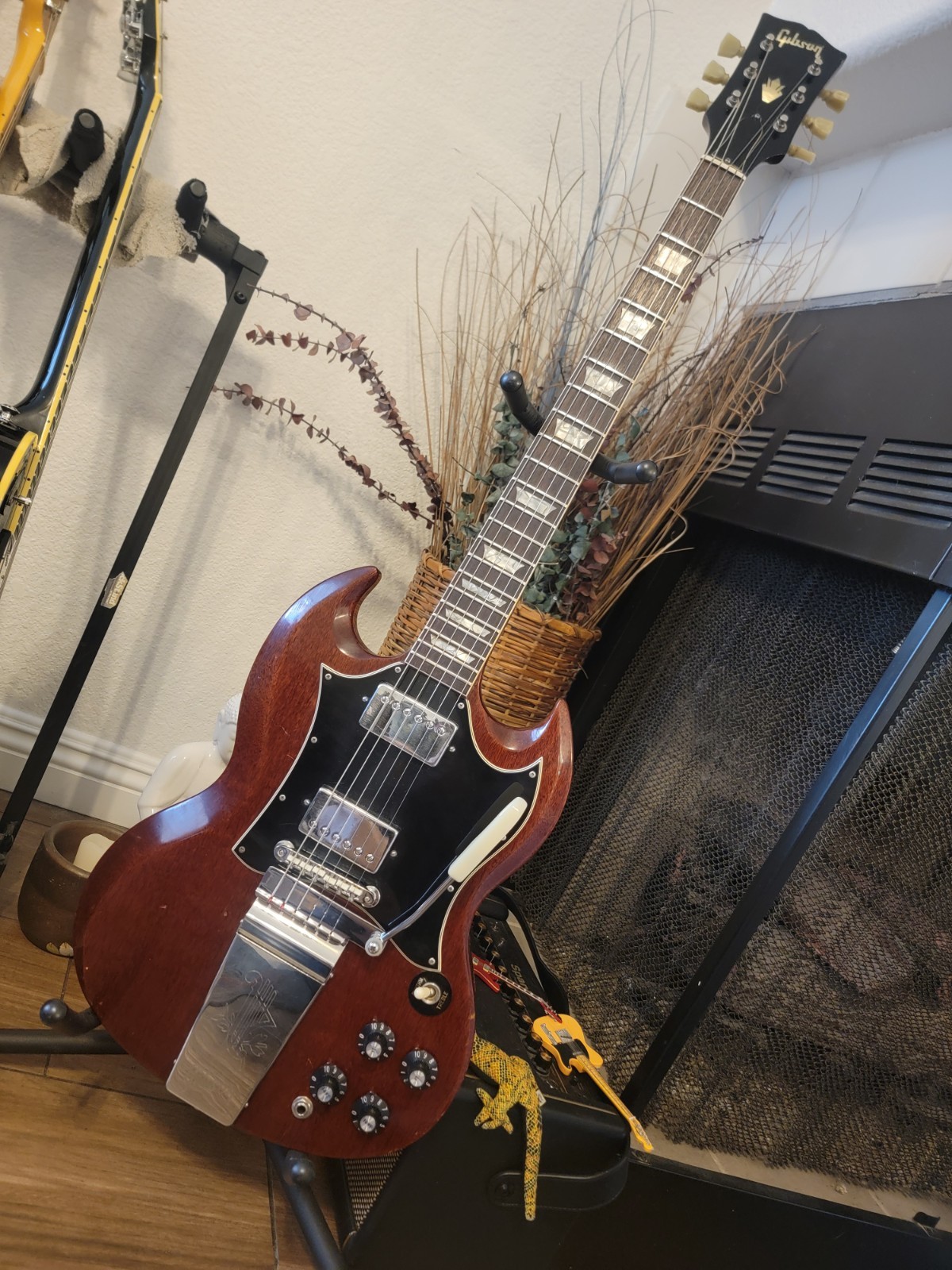 【ビンテージ】Gibbon sg 国産60年代 Gibson SG timeline - the 1960s >> Vintage Guitar and Bass