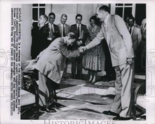 1953 Press Photo Amb. Roger Makins thanks Charles Browne for his service in D.C.