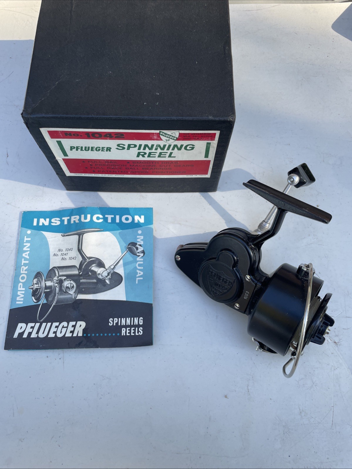 Vintage Spinning Fishing Reel. Pflueger 1042