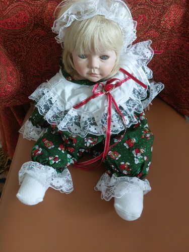 Puppe mit Porzellankopf und Hände, Weihnachtskleid, Körper weich - Bild 7 von 9