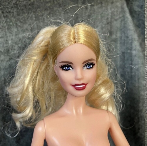 Barbie Holiday 2018 NUDE Model Muse Puppe blond blaue Augen Zähne Millie FRN69