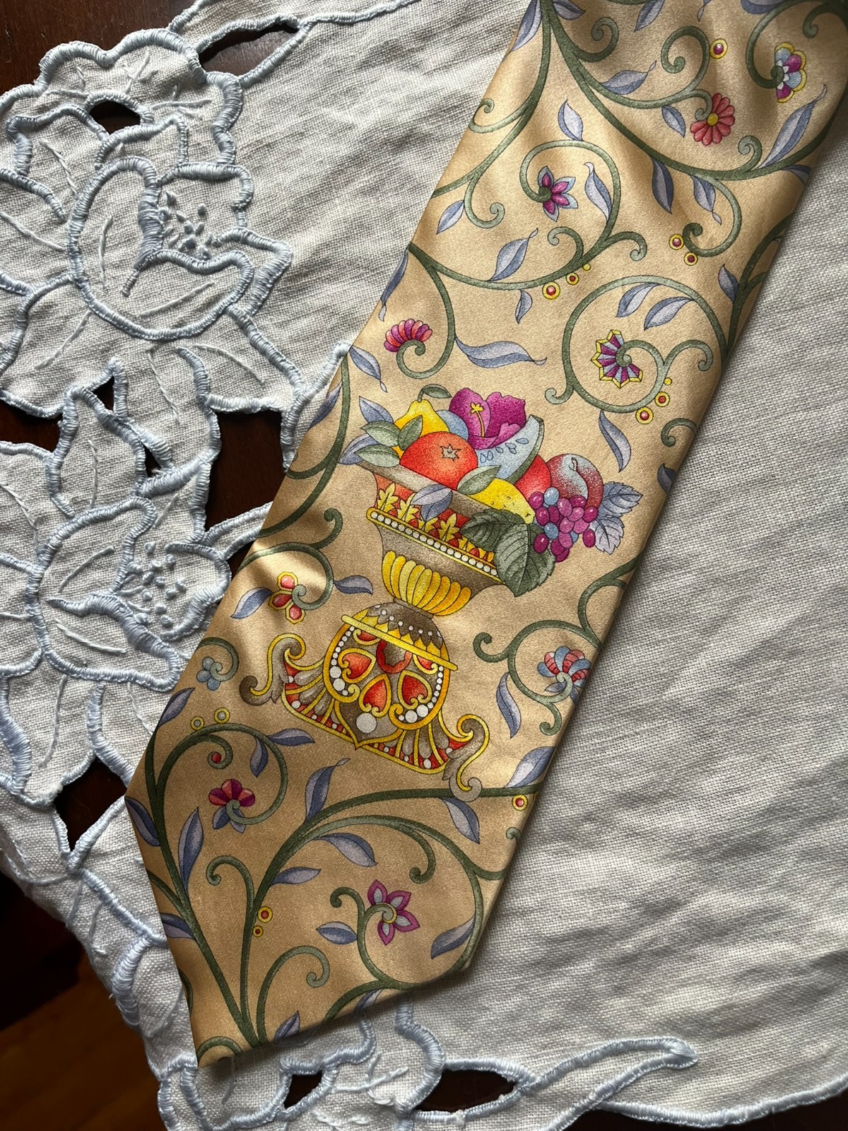 VINTAGE LEONARD PARIS DESSIN YELLOW GOLD FRUIT URN SILK NECK TIE MADE IN ITALY
