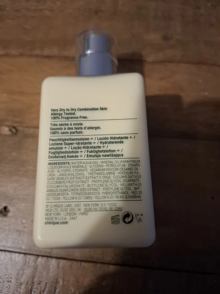 Clinique Dramatically Different Moisturizing Lotion + 200ml Very Dry/Dry Comb - Image 2 of 3