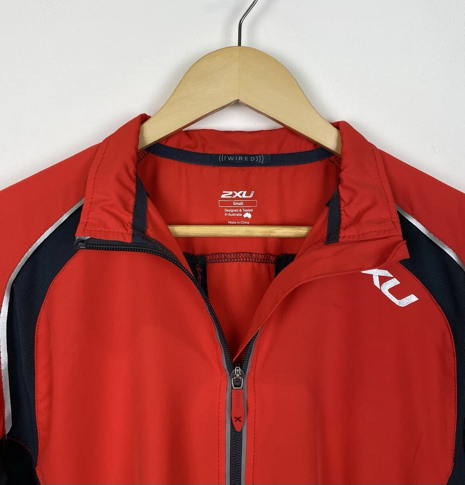 Chaqueta ligera para correr con cremallera completa 2XU para hombre talla pequeña roja deportiva bolsillos con cremallera top Foto 3 de 4