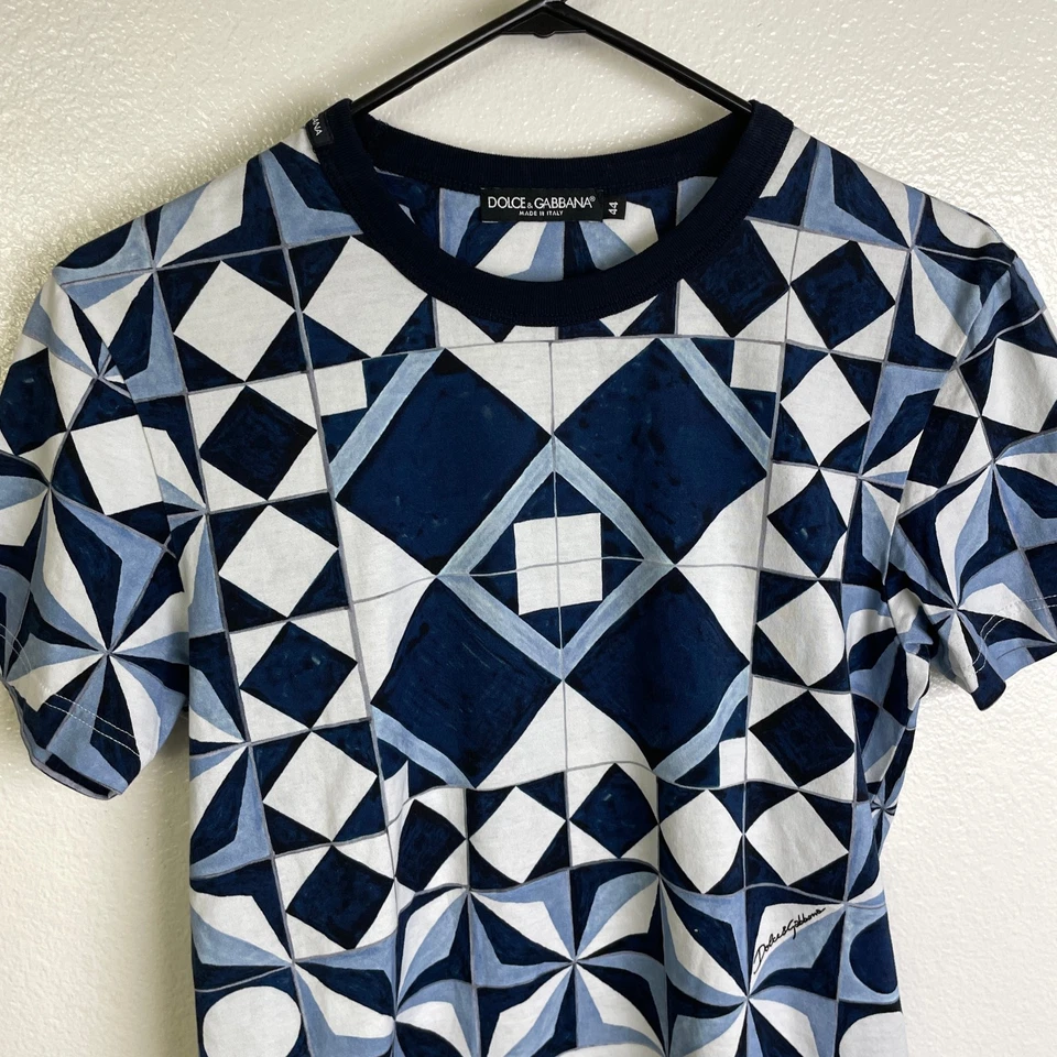 Camisa Dolce & Gabanna Estampado Geométrico Talla 44 Azul Blanco Manga Corta Crew Usada en Excelente Condición Foto 3 de 4