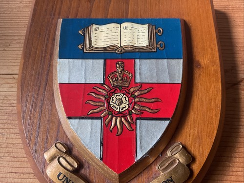 VINTAGE HANDBEMALTE WANDRELIEF/SCHILD UNIVERSITY OF LONDON