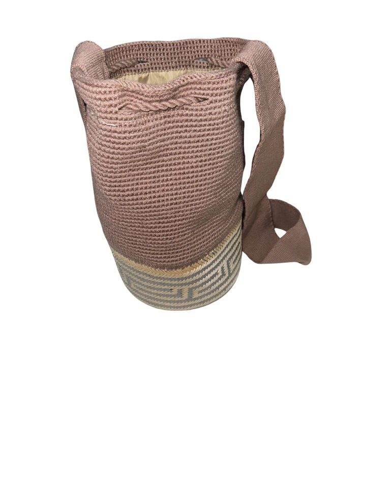 Mochila Colombiana Auténtica WAYUU Hecha a Mano Bolso Bandolera Mejor Paja Malva NUEVO Foto 3 de 4