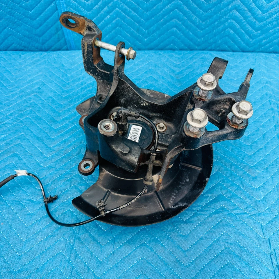 Buje de nudillo de dirección trasera derecha Ford Focus 2015-2018 2,0 L OEM BV61CNC Foto 3 de 4