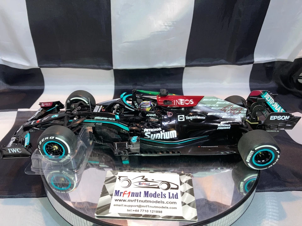1:18 Minichamps Lewis Hamilton Mercedes AMG W12 Vincitore GP Brasiliano 2021 - Immagine 4 di 4