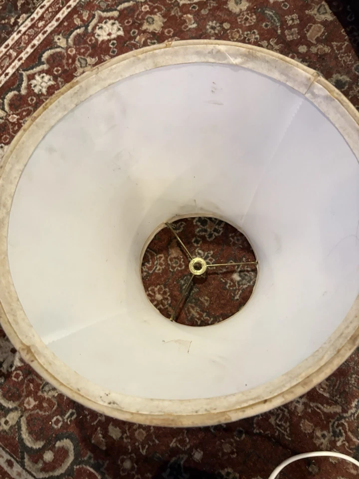 Pantalla pintada a mano bronceada con hermosas flores Foto 4 de 4