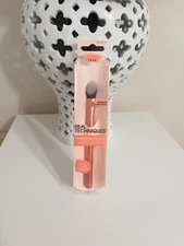 Real Techniques 242 Brightening Concealer Brush Synthetic Cruelty Free