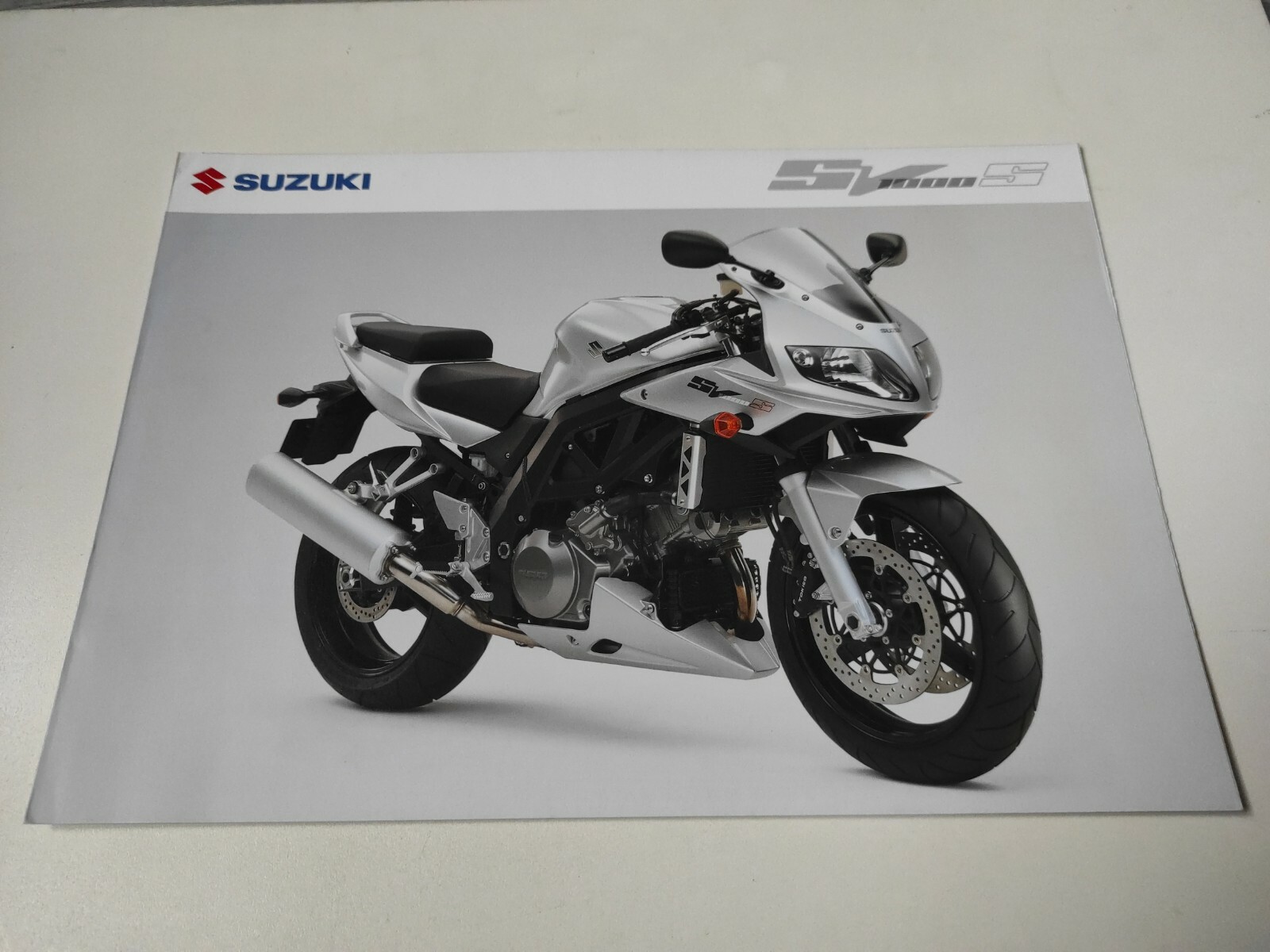 Catalogue Suzuki SV 1000 S 2005 à exposer dans son atelier de motard