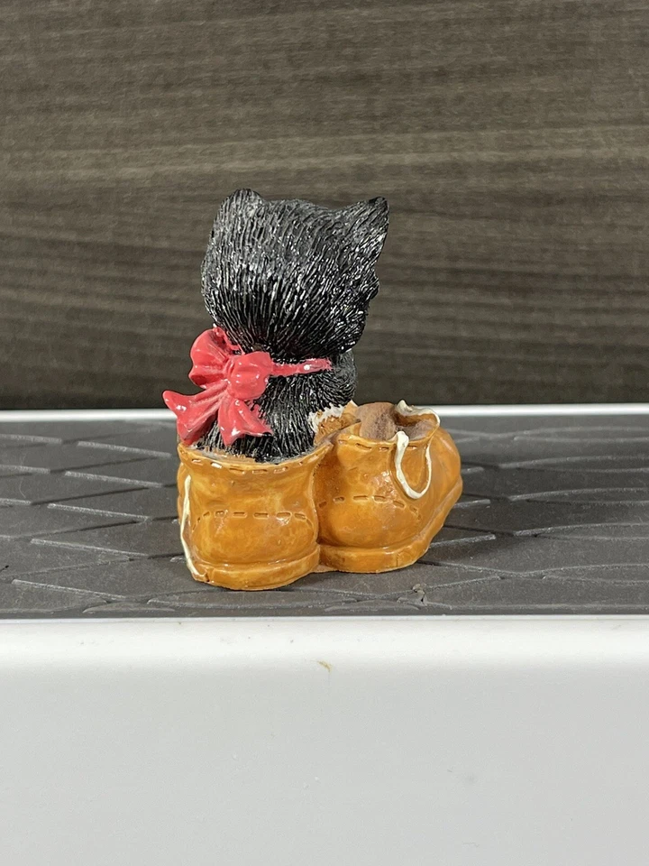 Gatito Gato en Zapatos Botas Jugando con Cuerdas de Zapatos Estatuilla De Colección Enesco 1989 Foto 3 de 4