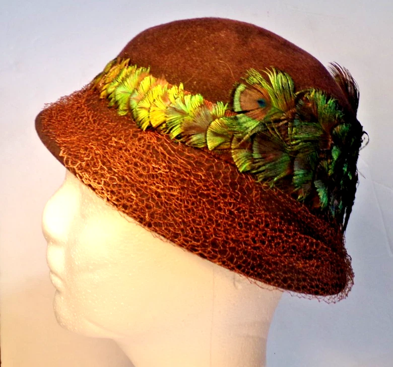 Sombrero de colección PLUMA DE PAVO REAL fieltro marrón + red GLENOVER Hattie's on the Plaza Foto 2 de 4