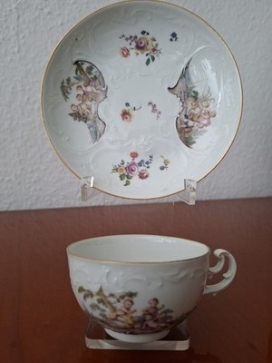Meissen - Museale Tasse + org. Untertasse mit Puttimalerei und Blumen um 1750-60