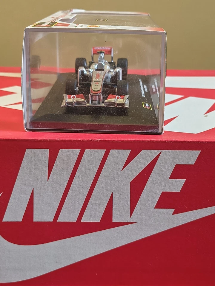 Bburago 1/32 Formula one 2011 Vodafone McLaren Mercedes MP4-26 Jenson Button 4  - Immagine 2 di 4