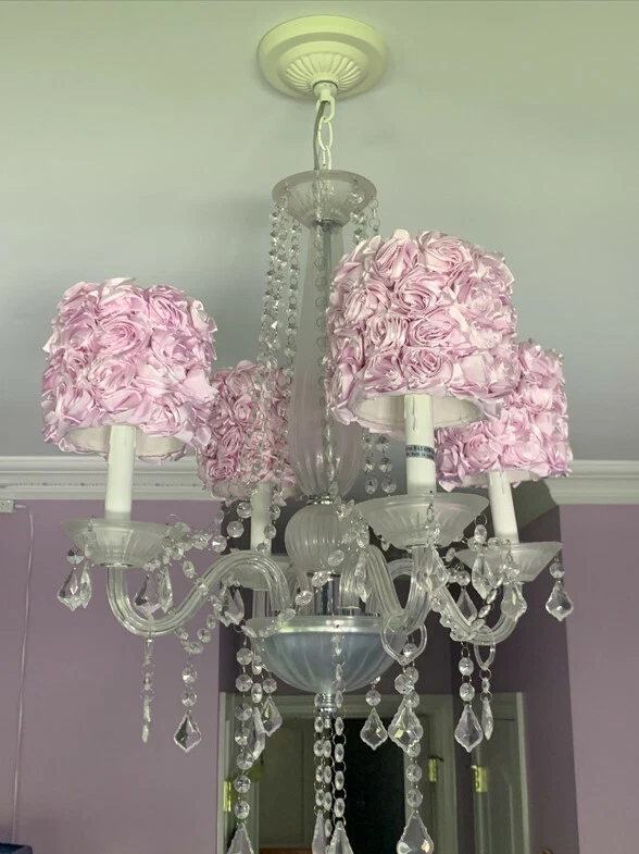 Lámpara de araña Jubilee Middleton de 4 luces con cortinas de tambor de lavanda + dosel de techo Foto 3 de 3