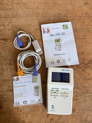 Max Puls Two handheld pulse oximeter manufactured by A.M.L. Italia