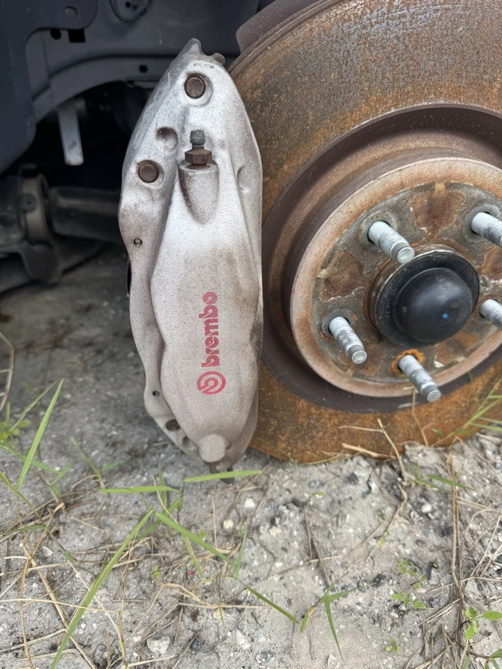 Pinzas de freno delanteras Brembo Ford Mustang GT 2015-2023 6 pistones Foto 2 de 4