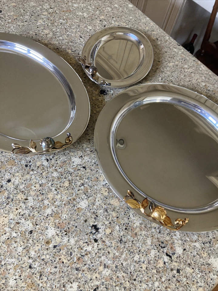 Bandeja redonda Oneida 18/8 acero inoxidable 13" tono dorado hojas y bayas  Foto 2 de 4