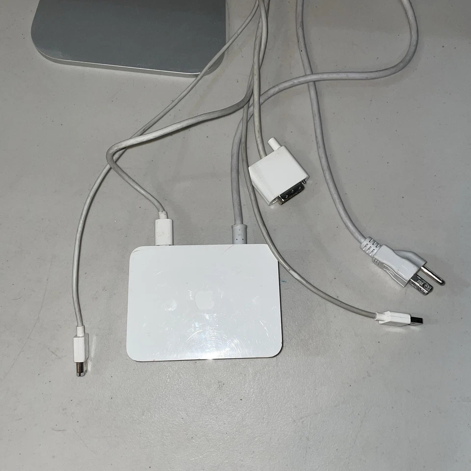 A1082 Apple Cinema 23" HD Display Monitor with 90W Power Adapter Keyboard - Image 3 of 4