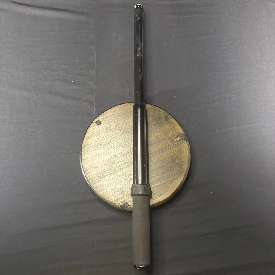 Bastón 24" con mango de goma de agarre resistente Foto 3 de 4