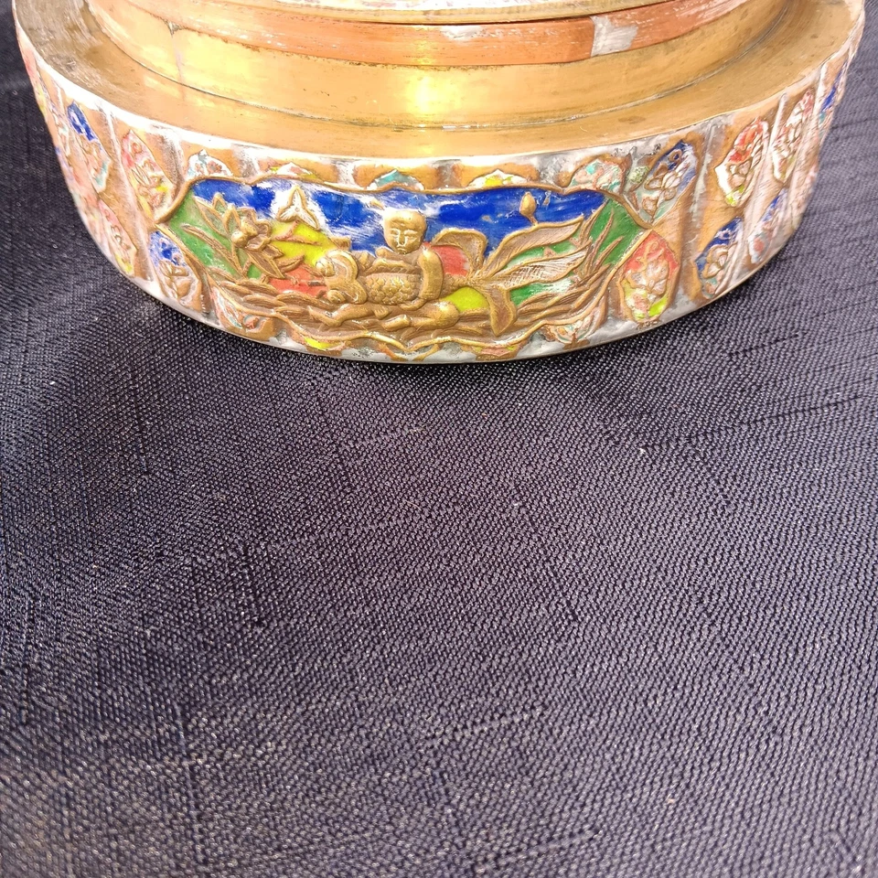 Antigua caja de baratijas china de latón de 5,5" redonda con esmalte de cabujones de coral y jade Foto 3 de 4