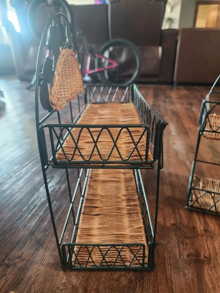 Marco de metal vintage y estante de pared de mimbre de ratán de 2 niveles decoración  Foto 3 de 4