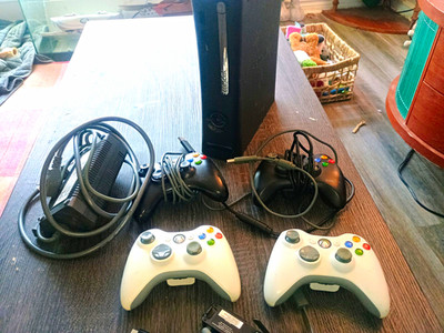 Microsoft Xbox 360 S 120GB Black Console Bundle Wi-Fi HDMI 4 Controllers Cables