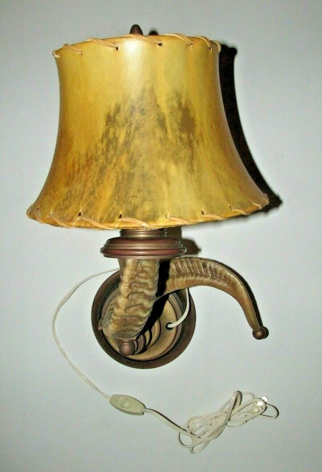 Aplique de pared Chapman Rams Horn con pantalla de lámpara de cuero crudo Foto 4 de 4