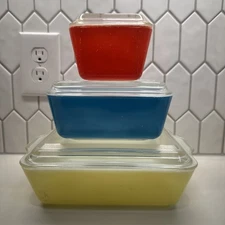 3 PYREX VINTAGE SQUARE REFRIGERATOR DISHES WITH GLASS LIDS PRIMARY COLORS