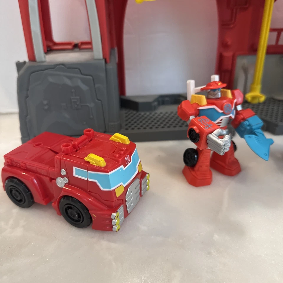 Playskool Heroes Transformers Rescue Bots Griffin Rock Firehouse Headquarters Foto 3 de 4