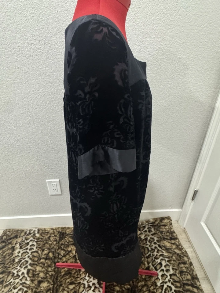 Mini vestido preto damasco veludo noite coquetel manga curta - Imagem 2 de 4