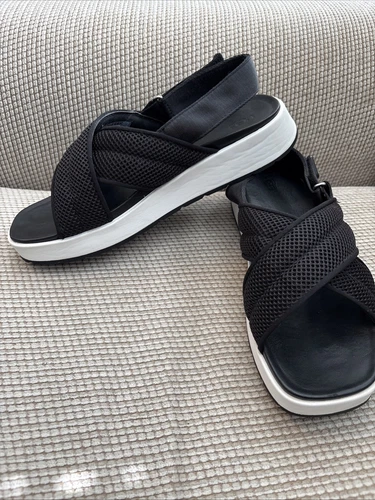 Sandali con plateau UGG Nella Slingback Strap. 10 ganci e passanti regolabili da donna