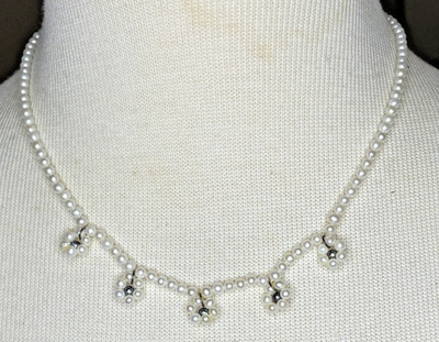 Zarte weiße und graue Blumendesign Perlenkette 17'' (Fas-253)