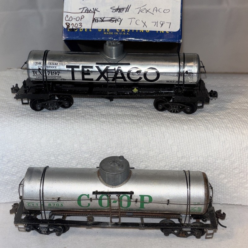 HO 2 Tank Cars Texaco 7197 And Co-Op 8703 Good Condition Preowned