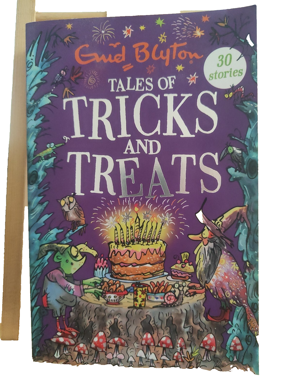 Tales of Tricks and Treats: Contains 30 classic tales by Enid Blyton (Paperback,