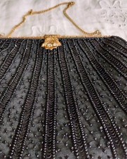 Ancienne pochette perlée ,monture ornée de strass , Made in France Parfait état 