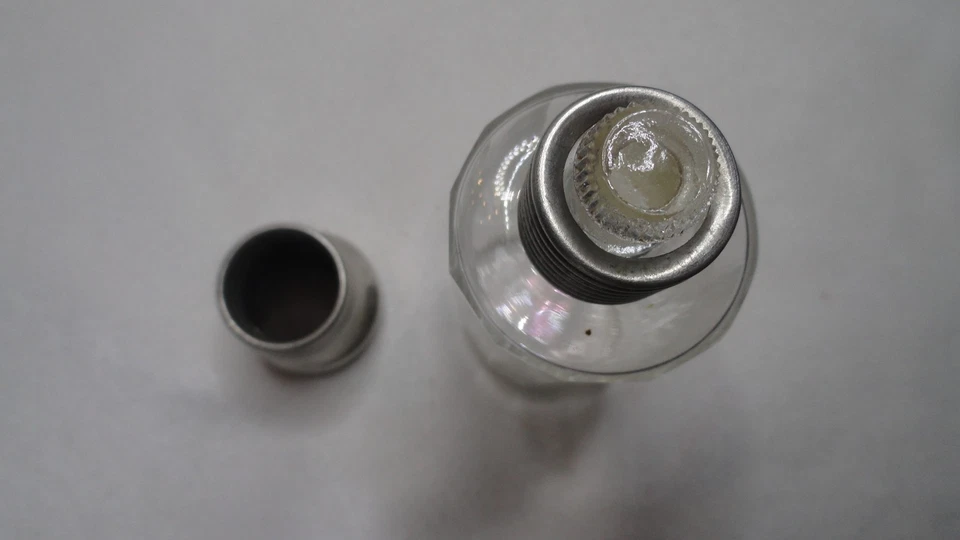 ancien FLACON à parfum en CRISTAL  du 19-20e Bouchon métal argenté ou chromé - Photo 3/4