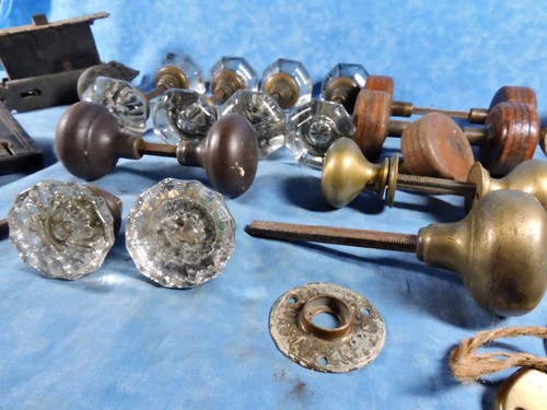 Mixed Lot of 26 Antique Glass, Wooden, Brass Door Knobs, 4 Mortise Locksets Etc. - Picture 3 of 6