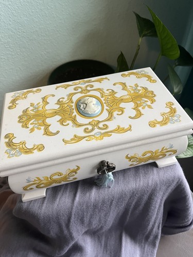 Rare Avon Cameo Jewelry Box With Mirror READ