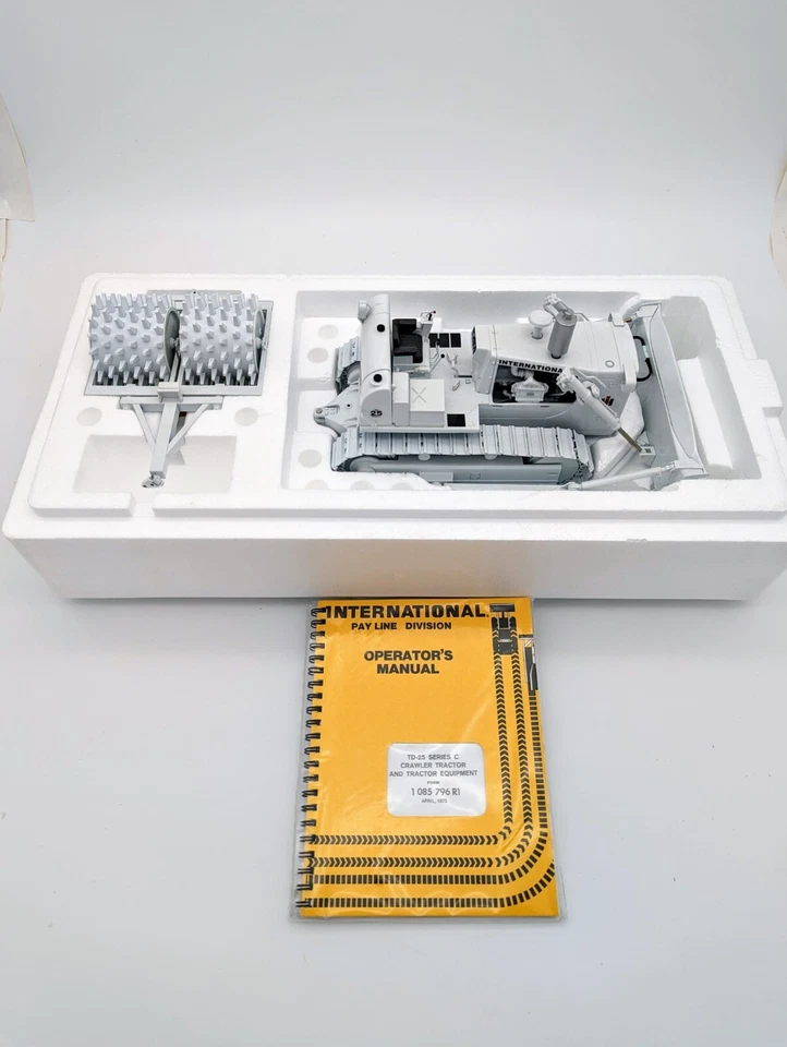 Oruga International TD-25 1/25 blanca con compactador de pie de oveja de First Gear Foto 2 de 4