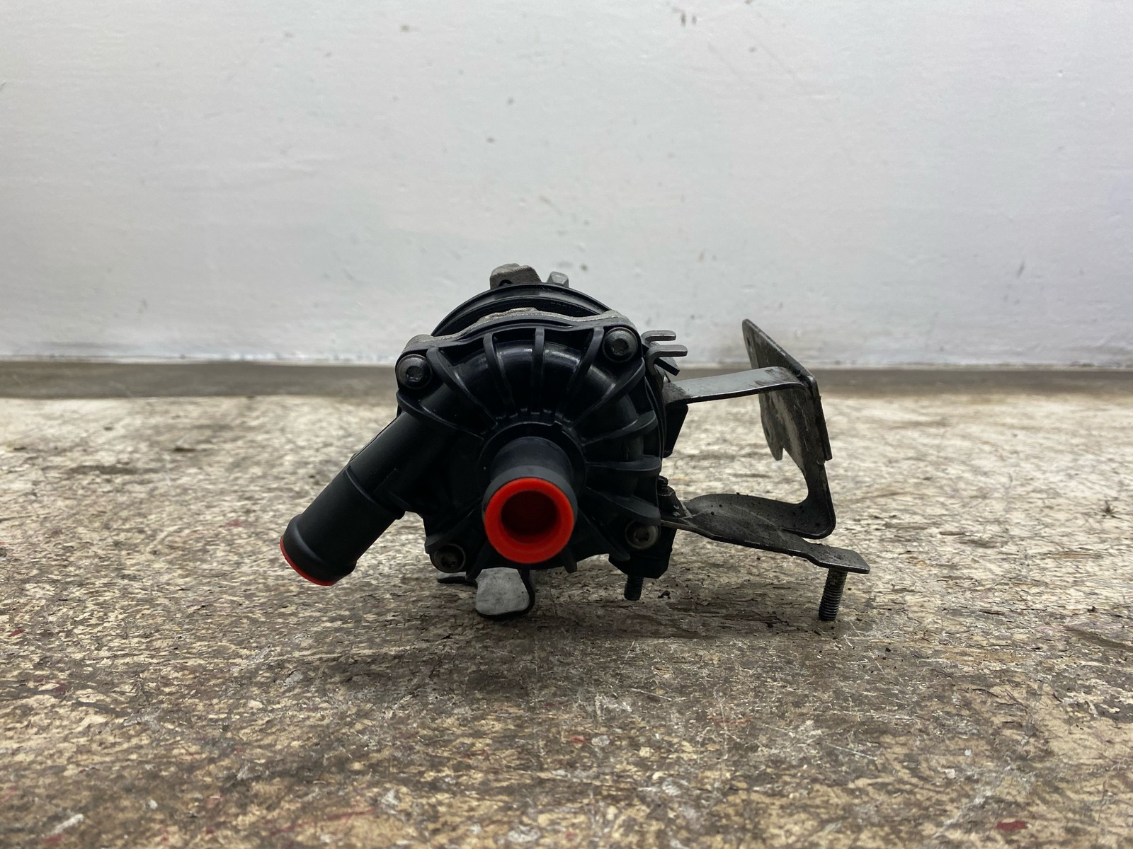 2013-2018 BENTLEY FLYING SPUR AWD 4.0L V8 AUXILIARY COOLANT WATER PUMP 8K0965567
